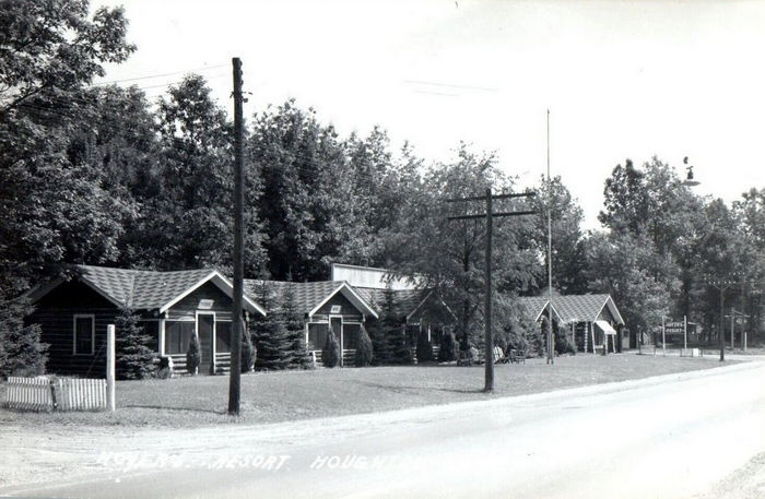 Hoyers Resort (Fords Modern Cabins, Shangri-La Log Cabin Resort, Bentons) - Vintage Postcard (newer photo)